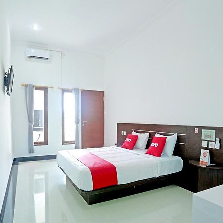 Oyo 90859 Cahaya Guest House Pesanggaran Exterior photo