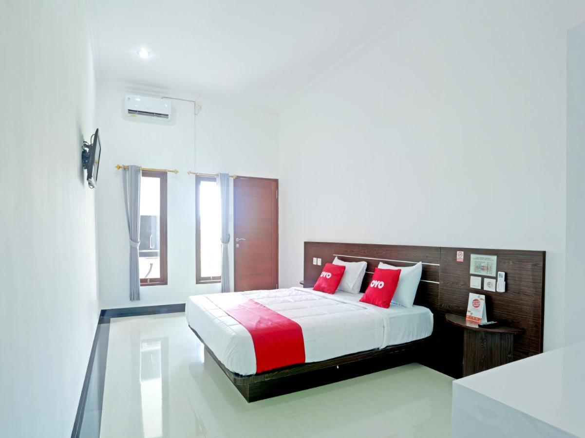 Oyo 90859 Cahaya Guest House Pesanggaran Exterior photo