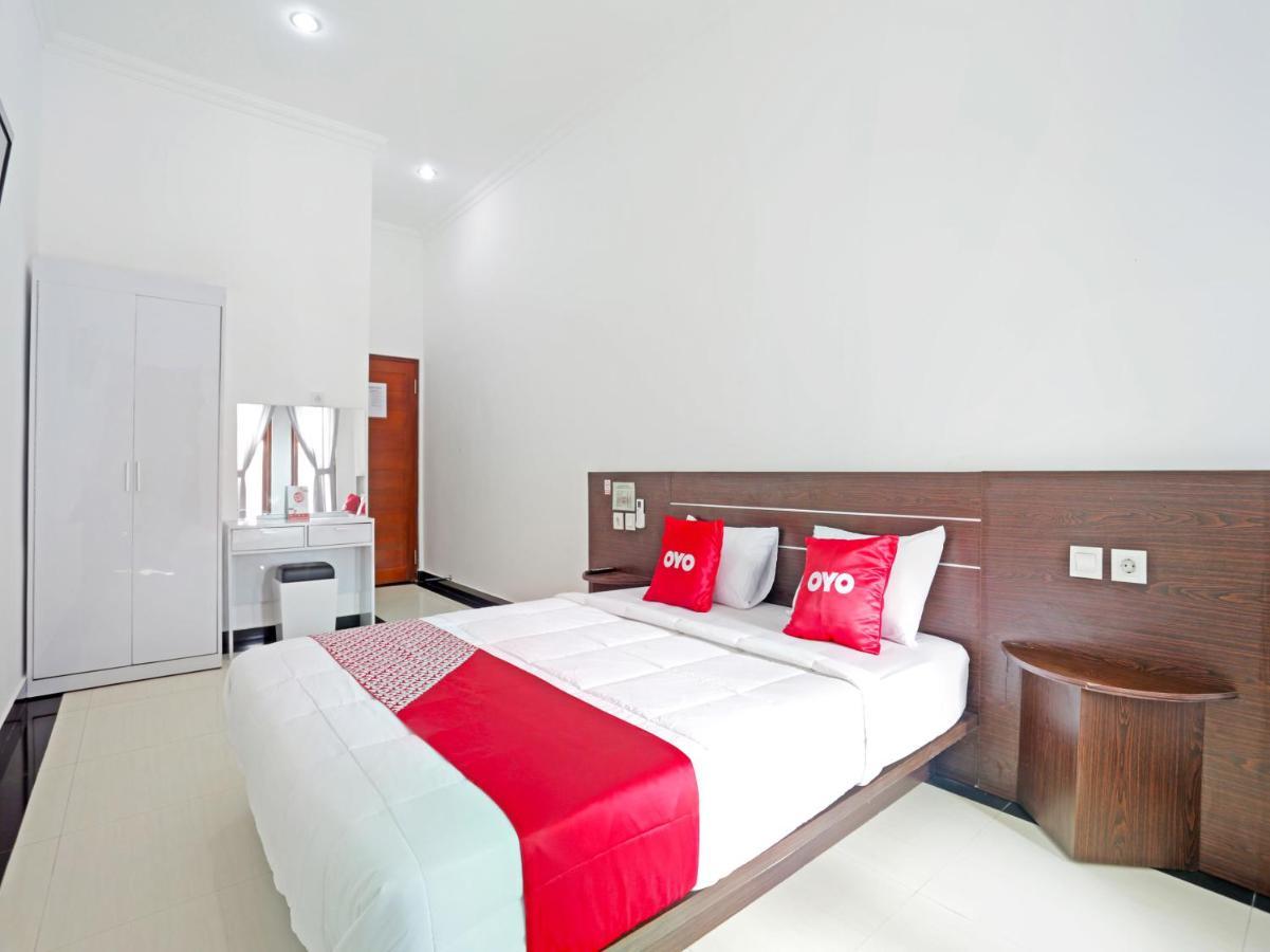 Oyo 90859 Cahaya Guest House Pesanggaran Exterior photo