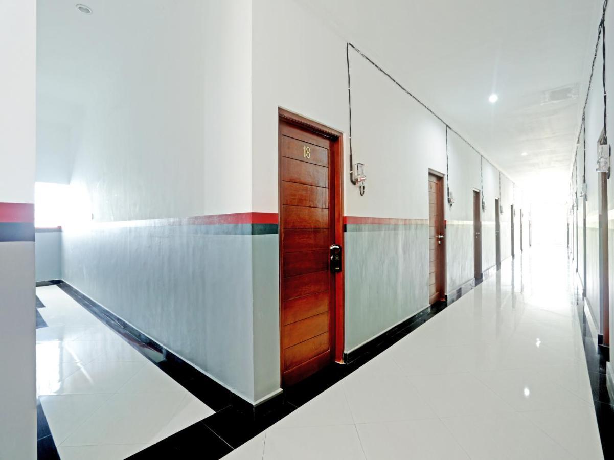 Oyo 90859 Cahaya Guest House Pesanggaran Exterior photo