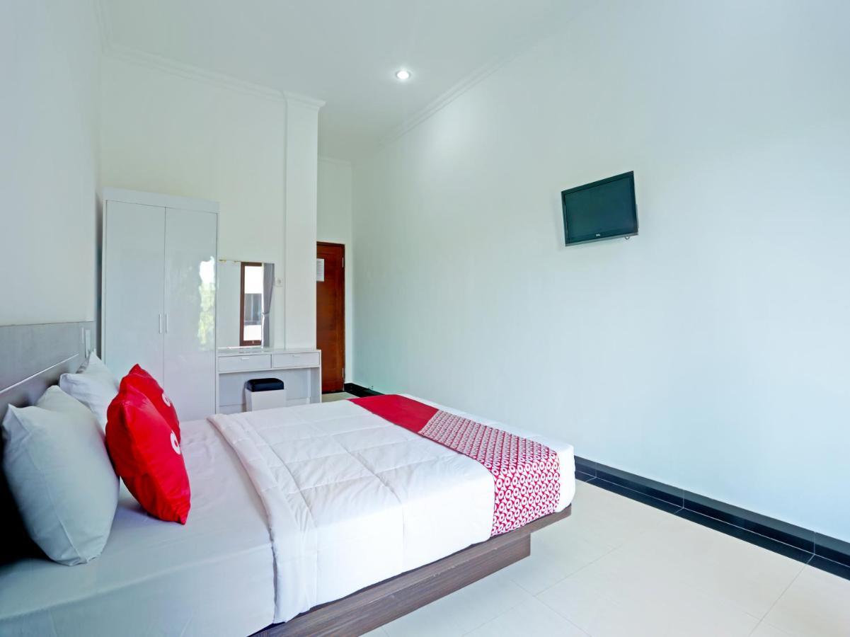 Oyo 90859 Cahaya Guest House Pesanggaran Exterior photo